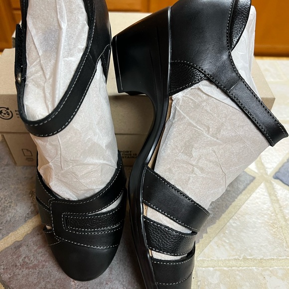 Clarks Black Heels with Unique Design and Moderate Height - Picture 2 of 4